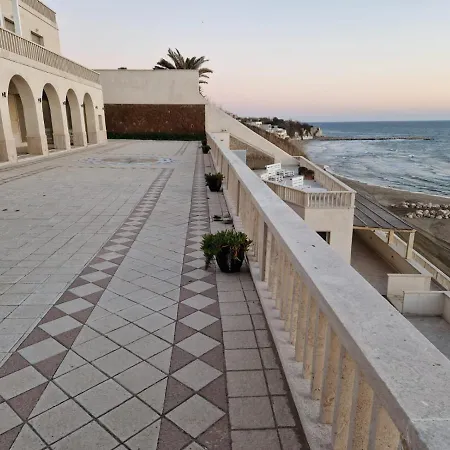 Il Paradiso Sul Mare ゲストハウス アンツィオ