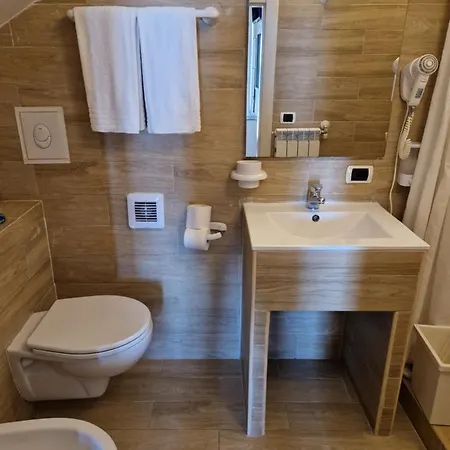 Il Paradiso Sul Mare 3* アンツィオ